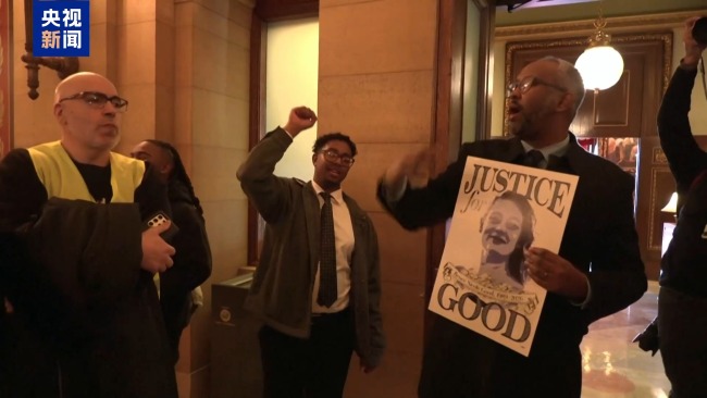 27日，多名抗议者在明尼苏达州议会大楼内进行示威活动，抗议联邦移民执法人员暴力执法行为。