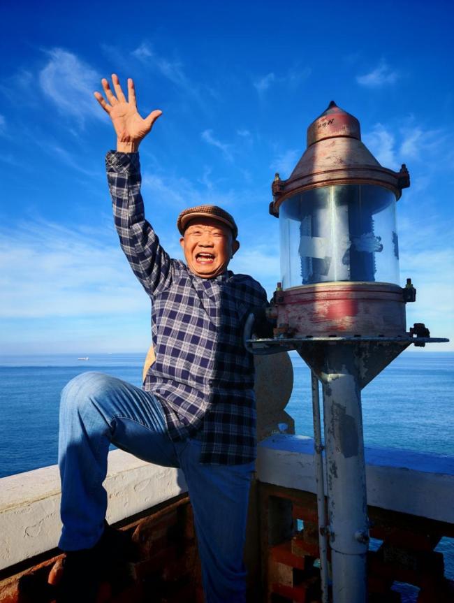 82岁大爷背包独自环游寰宇10年 设想成真旅程