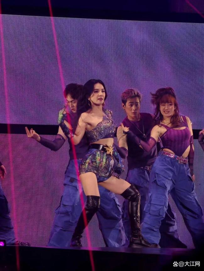 Ella戴老花镜笑称眼光断崖式下落