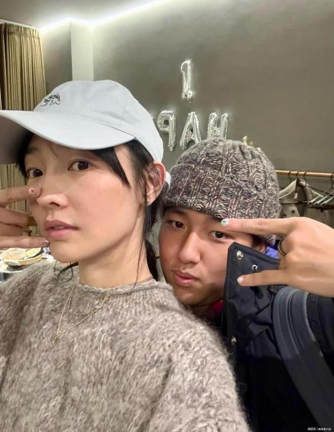 白百何晒和元宝魔术同框 子母温馨互动