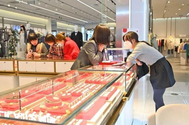 黄金回收价话语间就降了