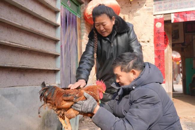 朱之文身穿军大衣唱歌一战成名！从此酿成“大衣哥”深受不雅众嗜好 农民歌手的遵从与梦思