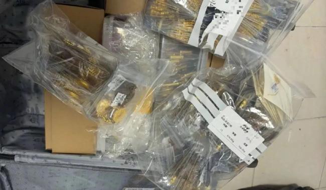 新员工将2000万元黄金忘在高铁上 列车长及时归还