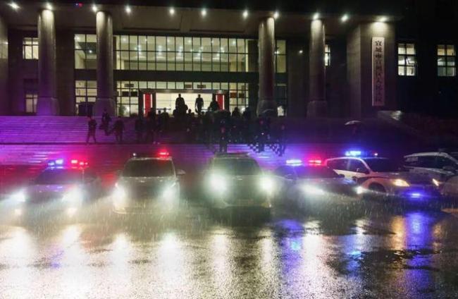 配偶闹仳离2岁娃被丢法院整夜 法官姆妈的柔和守护