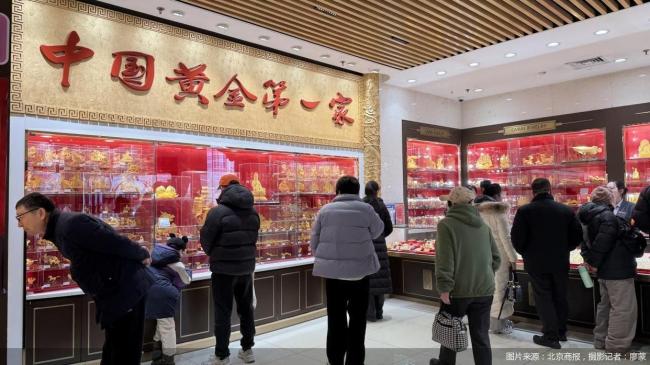 黄金“发疯”众生相：消费者挤爆金店 投资端“大口吃肉” 金饰品销售平淡
