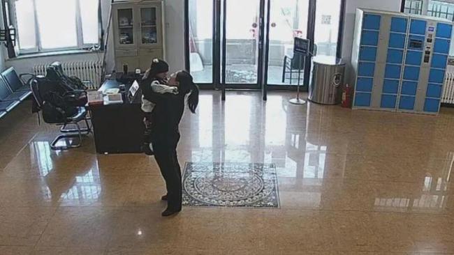 配偶闹仳离2岁娃被丢法院整夜 法官姆妈的柔和守护