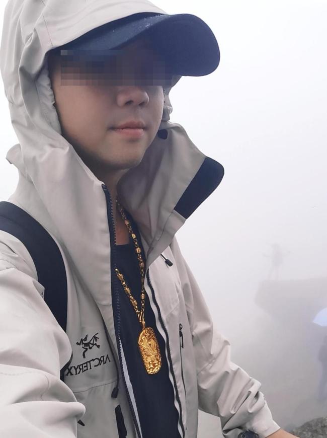 男人爬山丢80克金牌寻找无果返程 诞辰礼物遗失盼归赵