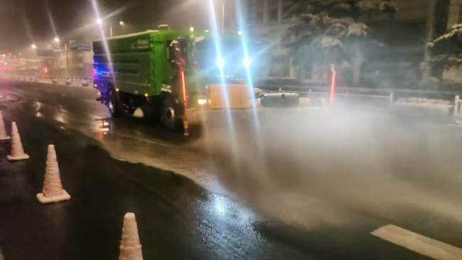 郑州1.1万余人次连夜除雪