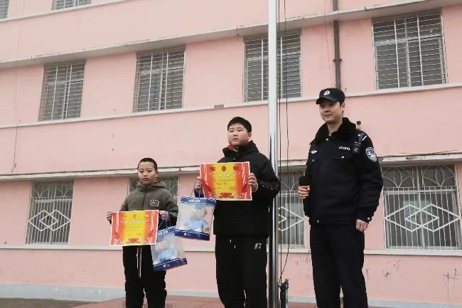 公园挖出子弹上交的两小学生获表彰