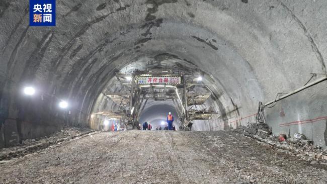 雄忻高铁全线最长隧道五台山隧道顺利贯通