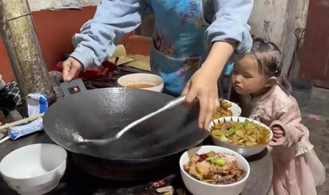 姆妈升天爸爸靠收泔水养2个男儿 伯娘义举感动东谈主心