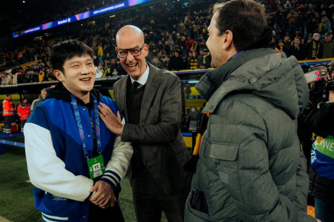 樊振东像过年随着家长认亲戚 交新交收球衣