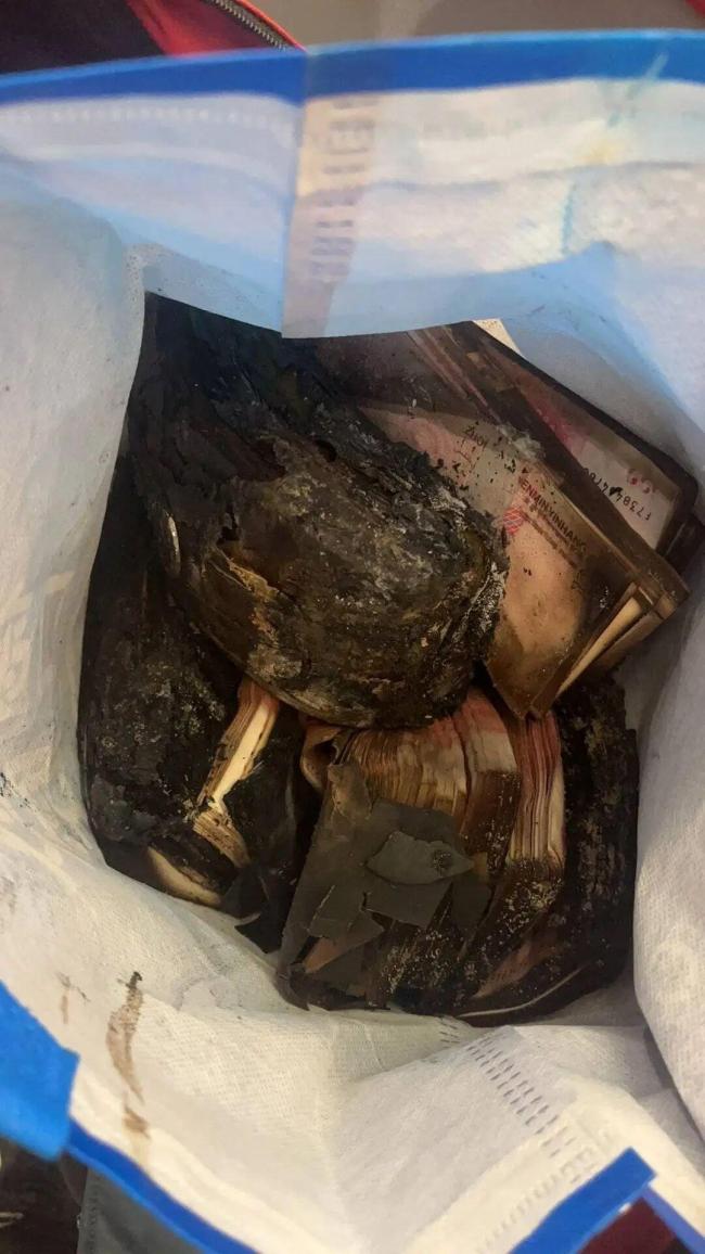 老人40万现金被烧 银行挽回27.32万 耐心清理助兑残币