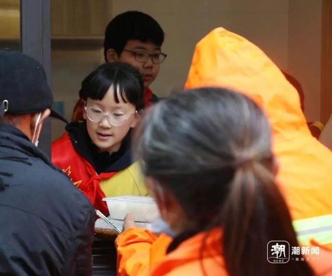 浙江一小学将食堂剩饭送给环卫工人 五年温暖传递