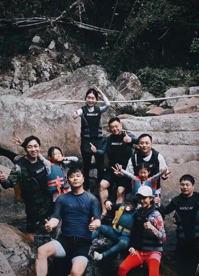 董璇带小酒窝现身朵朵诞辰宴 总角之交同框有爱