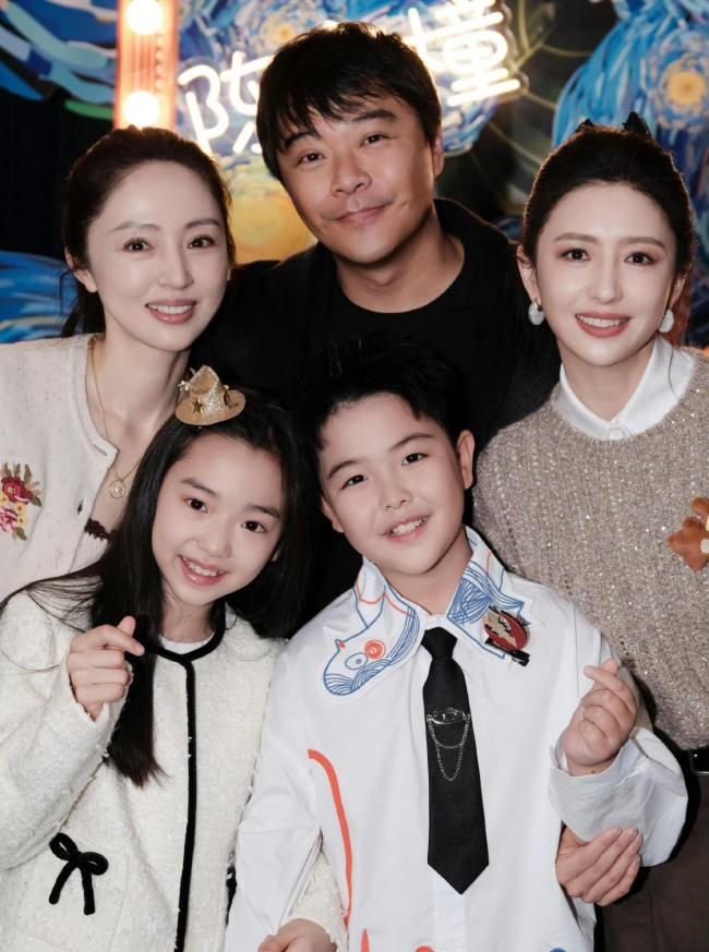 董璇带小酒窝现身朵朵诞辰宴