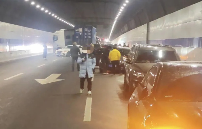 上海通报车辆漏油致16车相撞