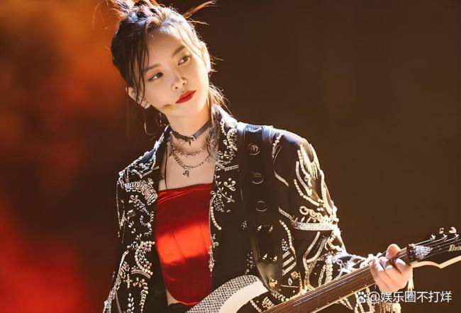 曝于文文在演唱会上晕倒 高强度工作引发关注