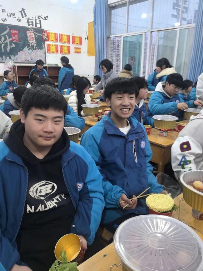 90后班主任晚自习带学生涮火锅 青春的美好记忆