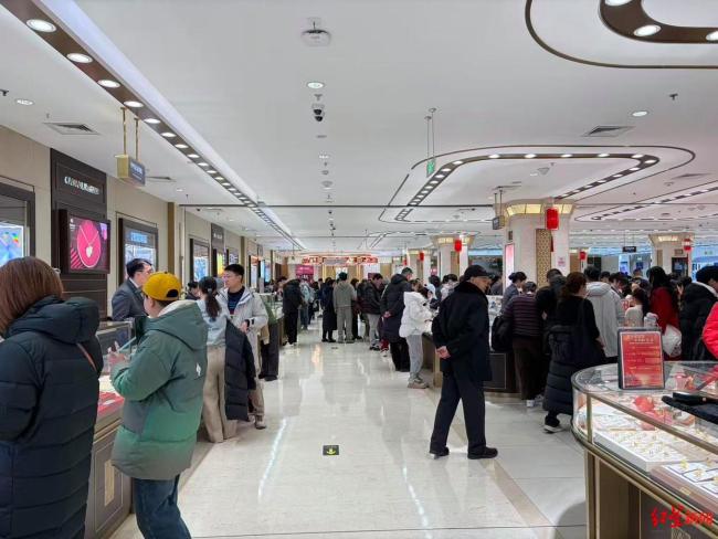 有消费者拖行李箱到金店“抄底”