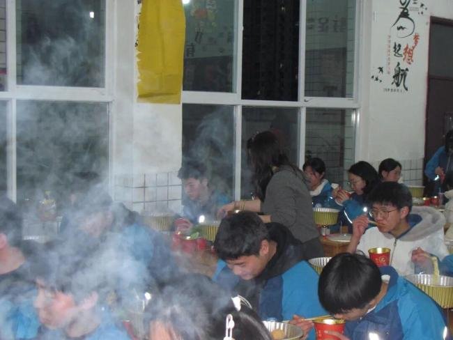 90后班主任晚自习带学生涮火锅