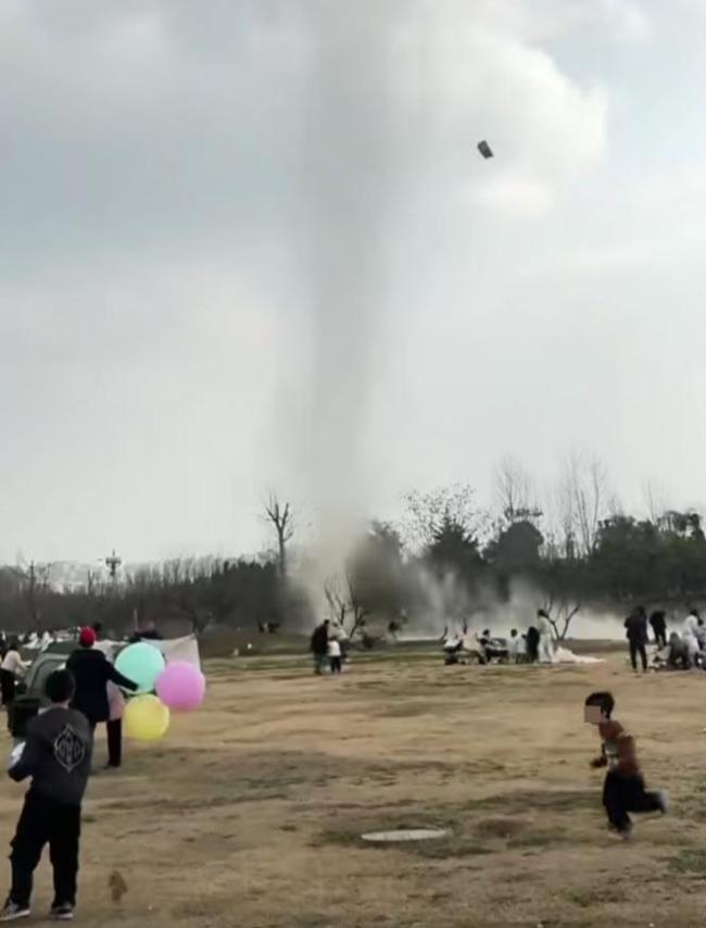 成都草地上刮起龙卷风？专家回应