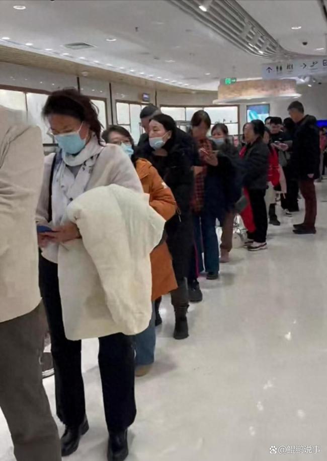 实探金价暴跌后的北京菜百：顾客排长队出售黄金，店方回购业务已达上限 恐慌性售金潮
