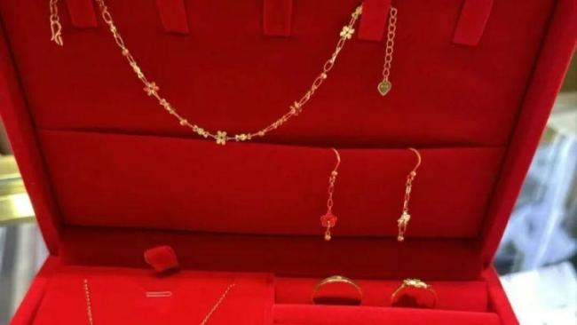 一女子卖黄金后重量“缩水” 高价回收陷阱多