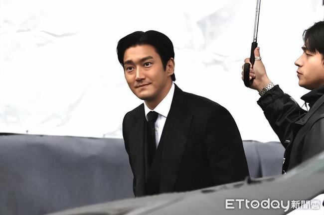 崔始源现身大S雕像揭幕仪式 意外揭开深厚私交