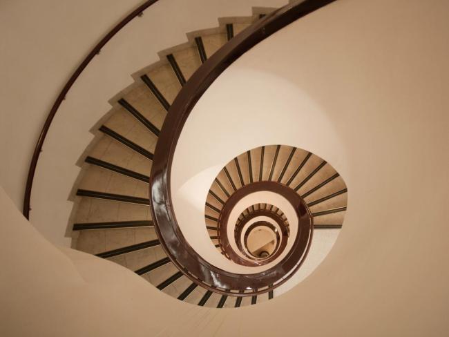 通往大S雕像9阶台阶呈S型 双关隐喻藏深情