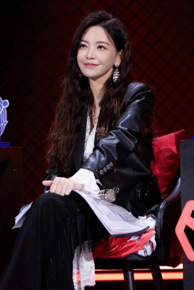 歌手于文文演唱会突然晕倒