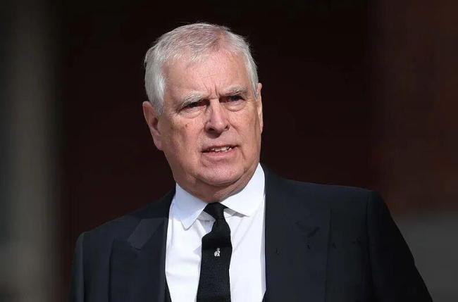 爱泼斯坦案曝安德鲁王子跪地照