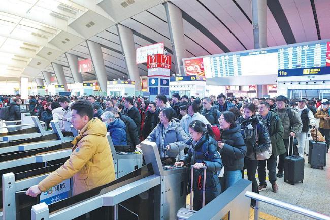 除夕火车票今日开售 返乡购票高峰来临