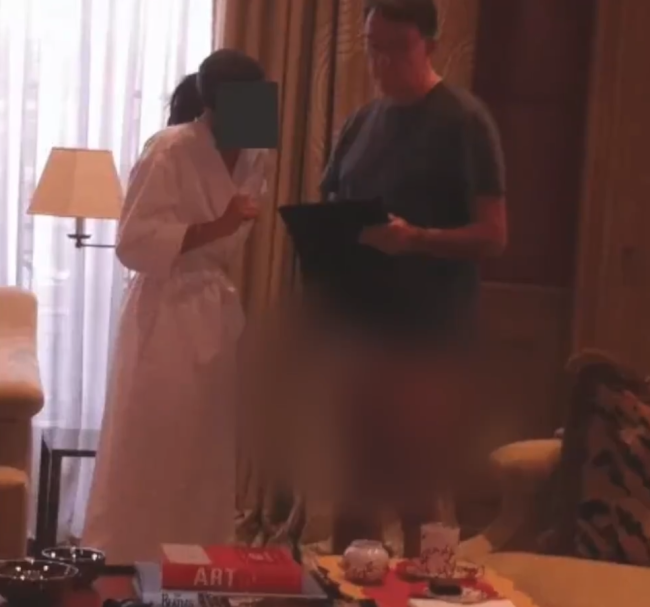 英前驻美大使穿内裤与睡袍女子交谈 爱泼斯坦案新料曝光