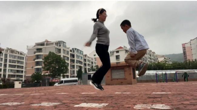 妈妈和儿子配合默契拿下跳绳冠军,为何这对母子跳绳夺冠?