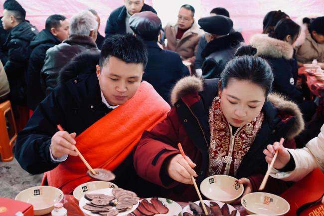 父母婚礼现场退彩礼不是慷女儿之慨 传递朴素婚恋观