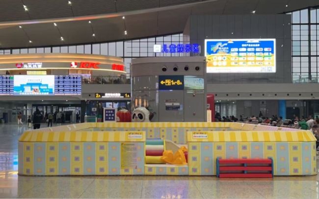 春运路上孩子满脸期待随爸妈回家 团圆与安全同行