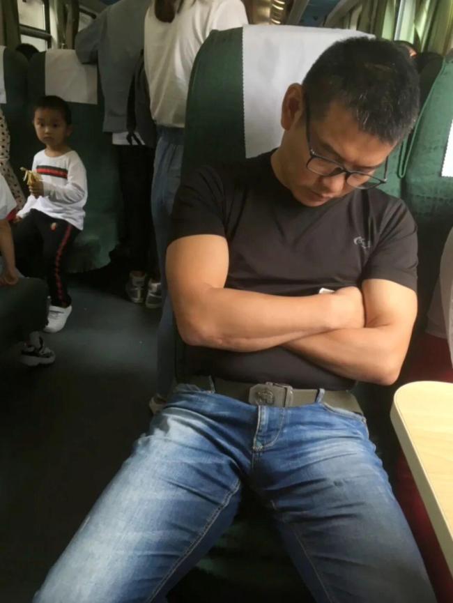 男子无座绿皮火车上站着睡着 车厢邂逅引发心动