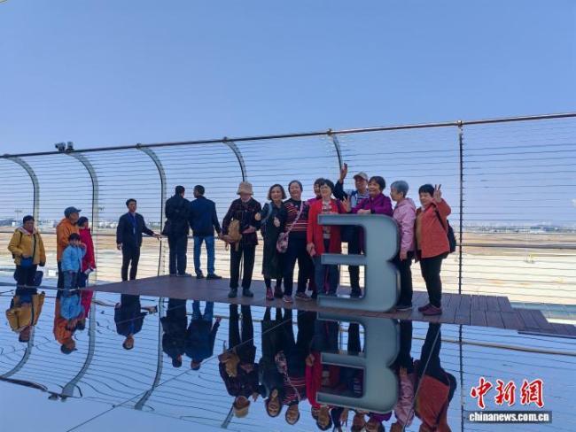 广州白云机场春运年味浓 T3航站楼首迎春运