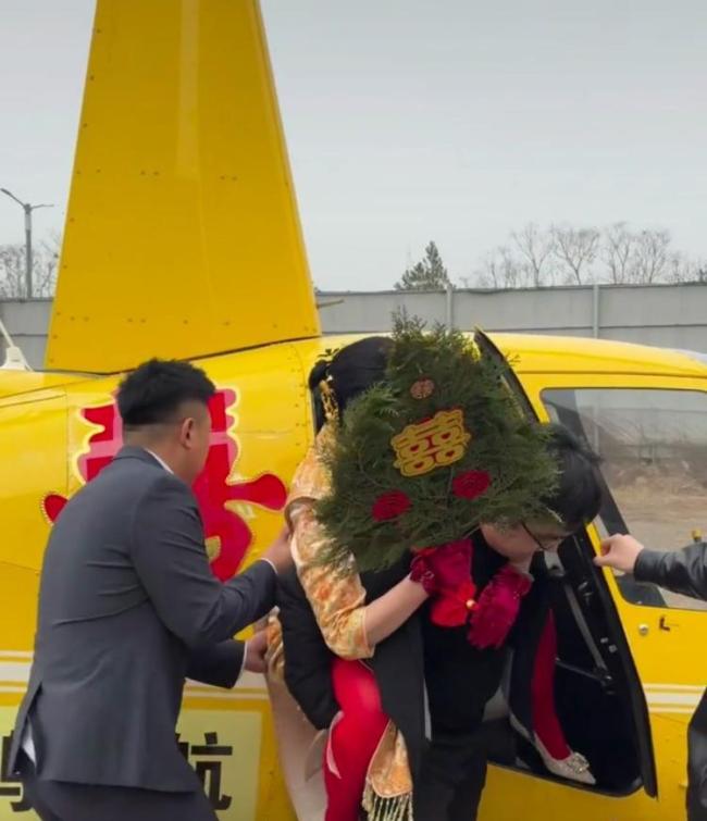 山西新郎租直升机迎亲