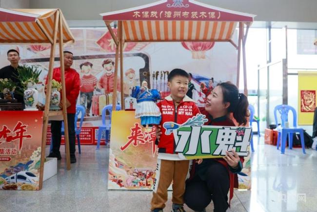 旅客带走非遗里的“闽南年味” 温暖归途添年味