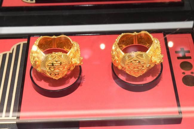 女子斥资近12万入手黄金 市场暴跌引发抢购热潮