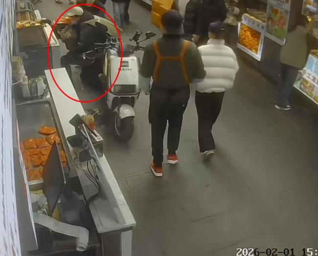 外卖小哥路边噎食热心市民紧急施救 海姆立克法救人获赞