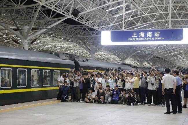 铁路餐车15元1份的现炒盒饭正在灭亡 诋毁绿皮火车的慢生涯