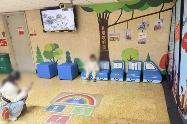 春运路上孩子满脸期待随爸妈回家 团圆与安全同行