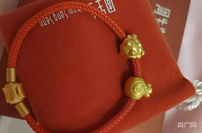 周生生回应足金挂坠戴1天现白色刮痕 含金量差异引争议