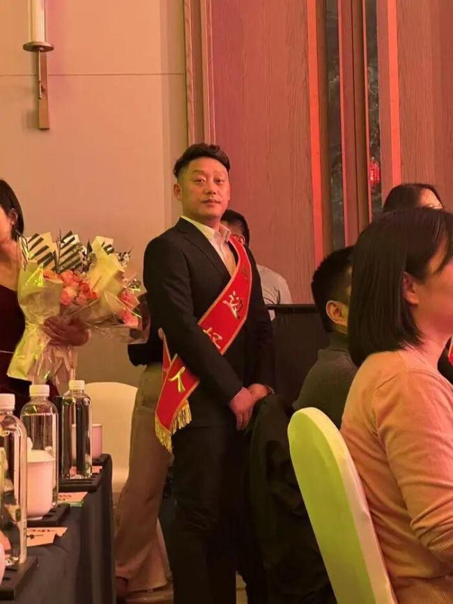 司机撞倒歹徒被认定见义勇为 正义路虎大哥获赞誉