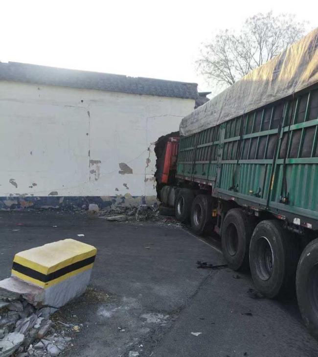 货车冲进花圈店店主称亏蚀30多万