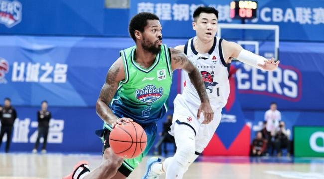 CBA积分榜：上海队积分追平广厦，青岛回升第四 北京排名第七 冷门频发竞争激烈