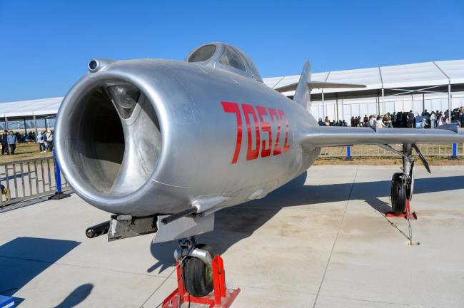 轰-6K战巡南海，飞跃黄岩岛释放信号，一旦开战美军插手也没用 展现坚定主权意志